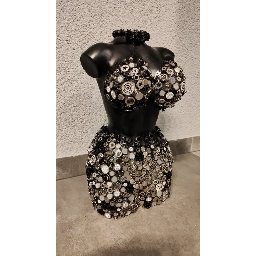 Earlene Plugia, a striking sculpture that redefines contemporary art and body adornmen