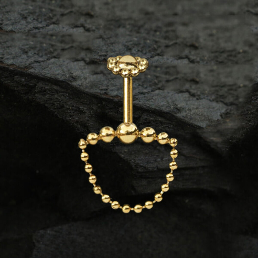 Betoverende Elegantie: De Verticale Helix Piercing