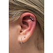 Vergulde Helix Piercing met Drie Zirkonia's – Stralende Luxe