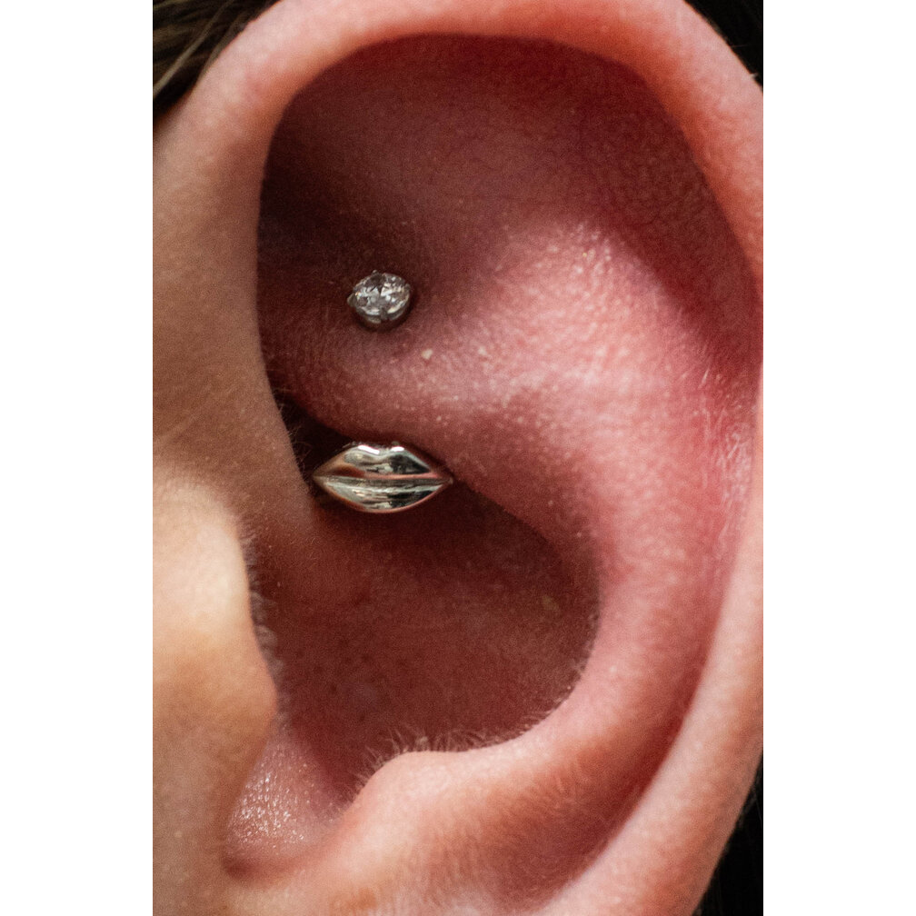 Rook Piercing with Lips Design & Zirconia – Unique & Playful