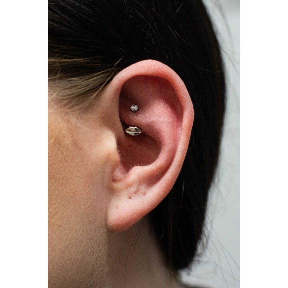 Rook Piercing with Lips Design & Zirconia – Unique & Playful