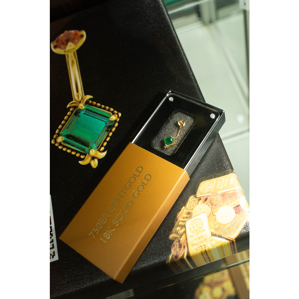 Golden Royal Emerald Navelpiercing – Pure Luxe in 18 Karaat Goud
