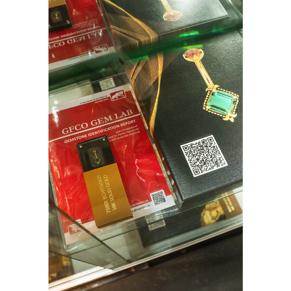 Golden Royal Emerald Navelpiercing – Pure Luxe in 18 Karaat Goud