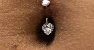 Alles wat je moet weten over een navelpiercing bij Piercings Works