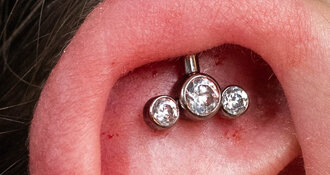 Verticale Oorpiercing – De Unieke Piercingtrend Die Je Oor Laat Stralen