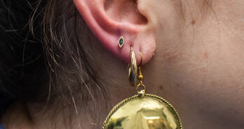 Derde gaatje in het oor. Waarom mensen niet bij één oorbel stoppen