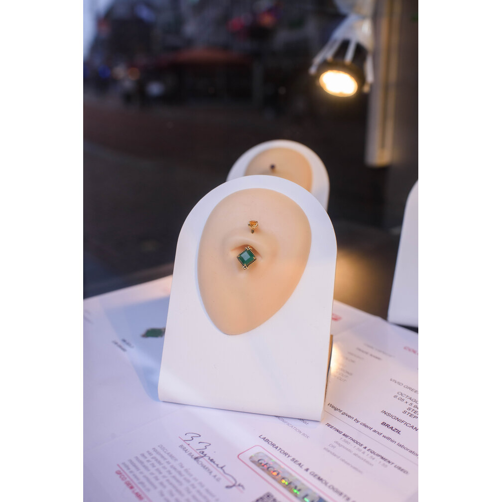 Golden Royal Emerald Navelpiercing – Pure Luxe in 18 Karaat Goud