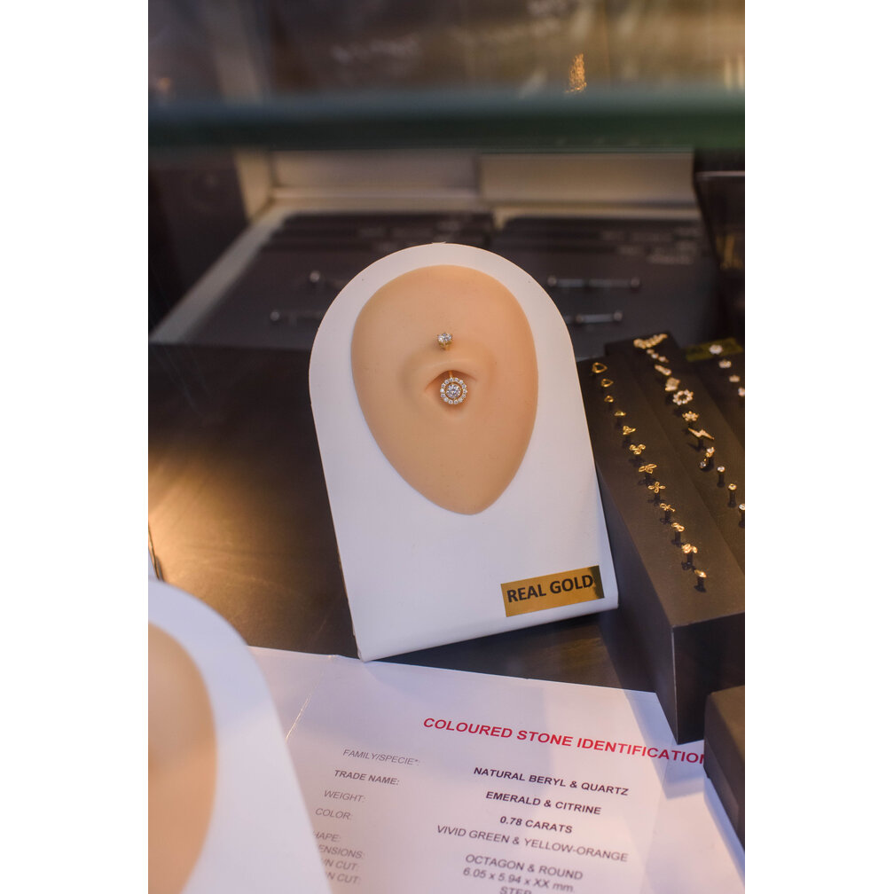 Golden Halo Belly Piercing – Luxe & Sprankelende Elegantie in 18 Karaat Goud