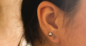 Waarom laat brass sieraden een groene huid achter — en wat betekent dat voor een piercing?