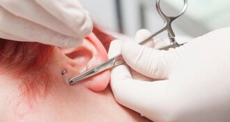 Waarom raak je steeds het bolletje van je piercing kwijt? | Praktische gids
