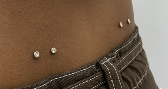 Double Surface Piercing op de Rug: alles wat je moet weten vóór je deze piercing laat zetten