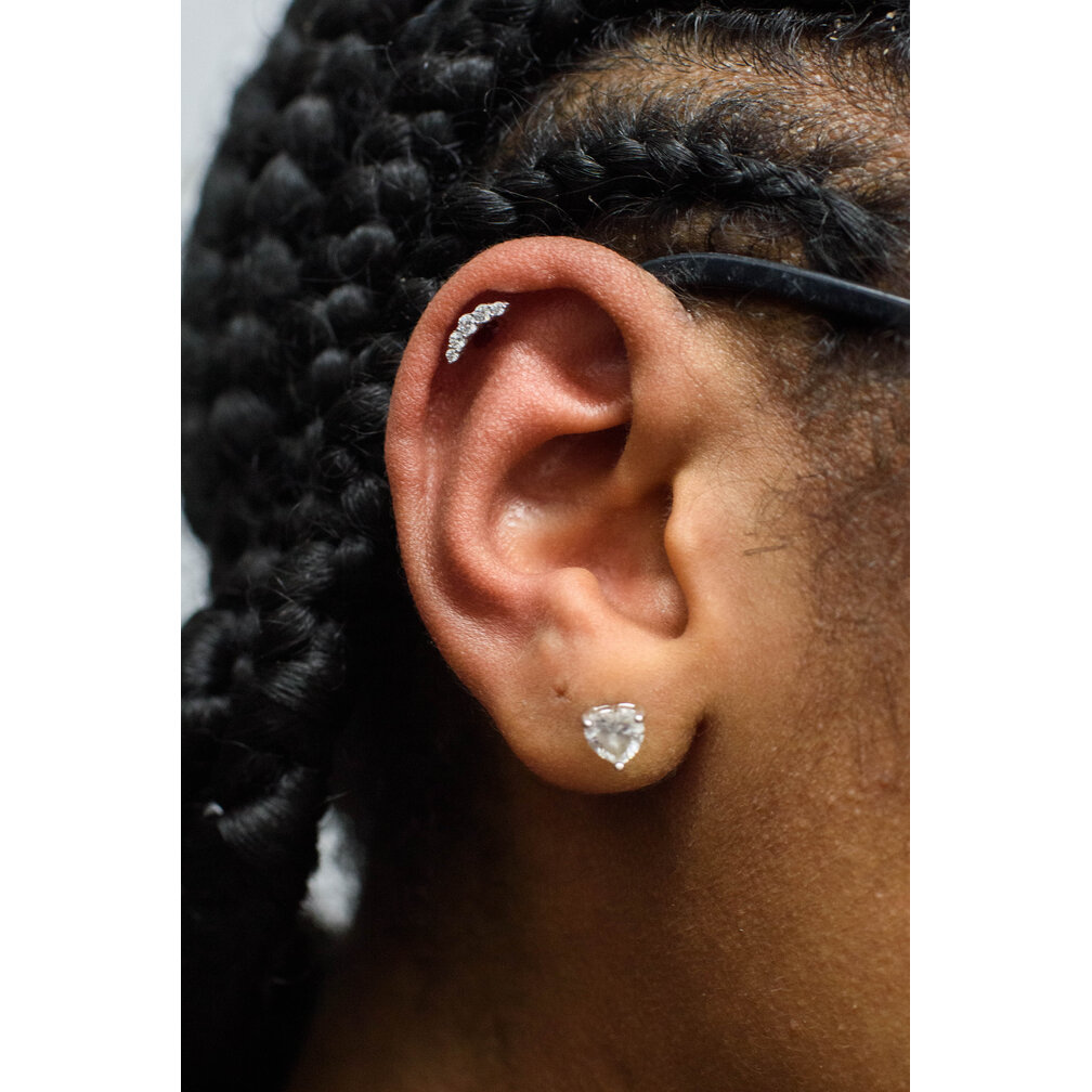 Arc Line Tragus & Helix Piercing van CoCr nikkelvrije legering met Premium Cubic Zirconia – Limited Edition 2026 | Piercings Works