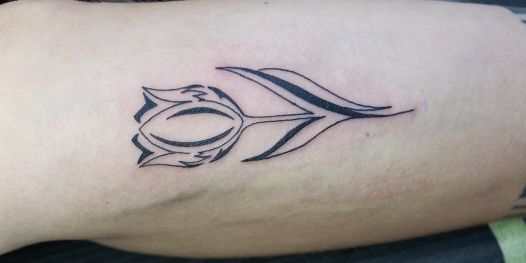 Tulp tattoo: ontwerpen, stijlen en plekken voor jouw Amsterdamse tulp