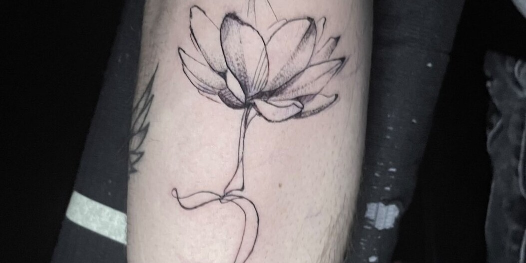 Flower tattoo meaning: roses, sunflowers, lotus and more