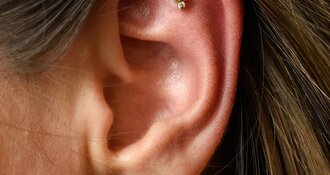 Hoop vs stud: how to choose the right jewellery for your piercing