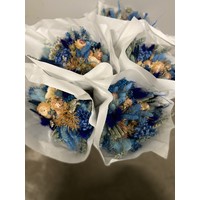 1 Strauß aus Trockenblumen in den Farben Blau