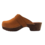 DINA Dina trägt cognacfarbene Clogs aus Nubukleder.