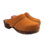 DINA Dina trägt cognacfarbene Clogs aus Nubukleder.