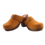 DINA Dina trägt cognacfarbene Clogs aus Nubukleder.