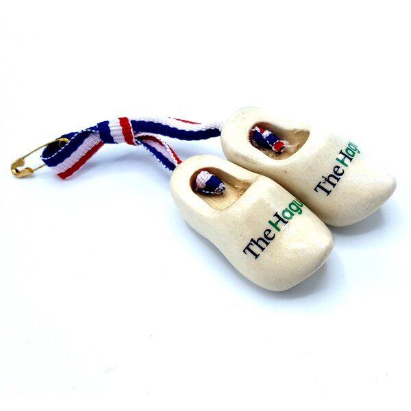 Brosche mit zwei Holzschuhen – mit aufgedrucktem Logo