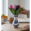 Holztulpen in Delfter blauer Vase (ca. 20–24 cm) – Holländische Miniatur-Atmosphäre