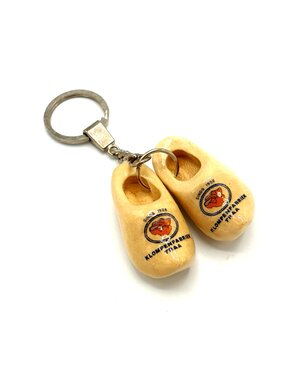  Schlüsselanhänger mit zwei Holzschuhen und Logo