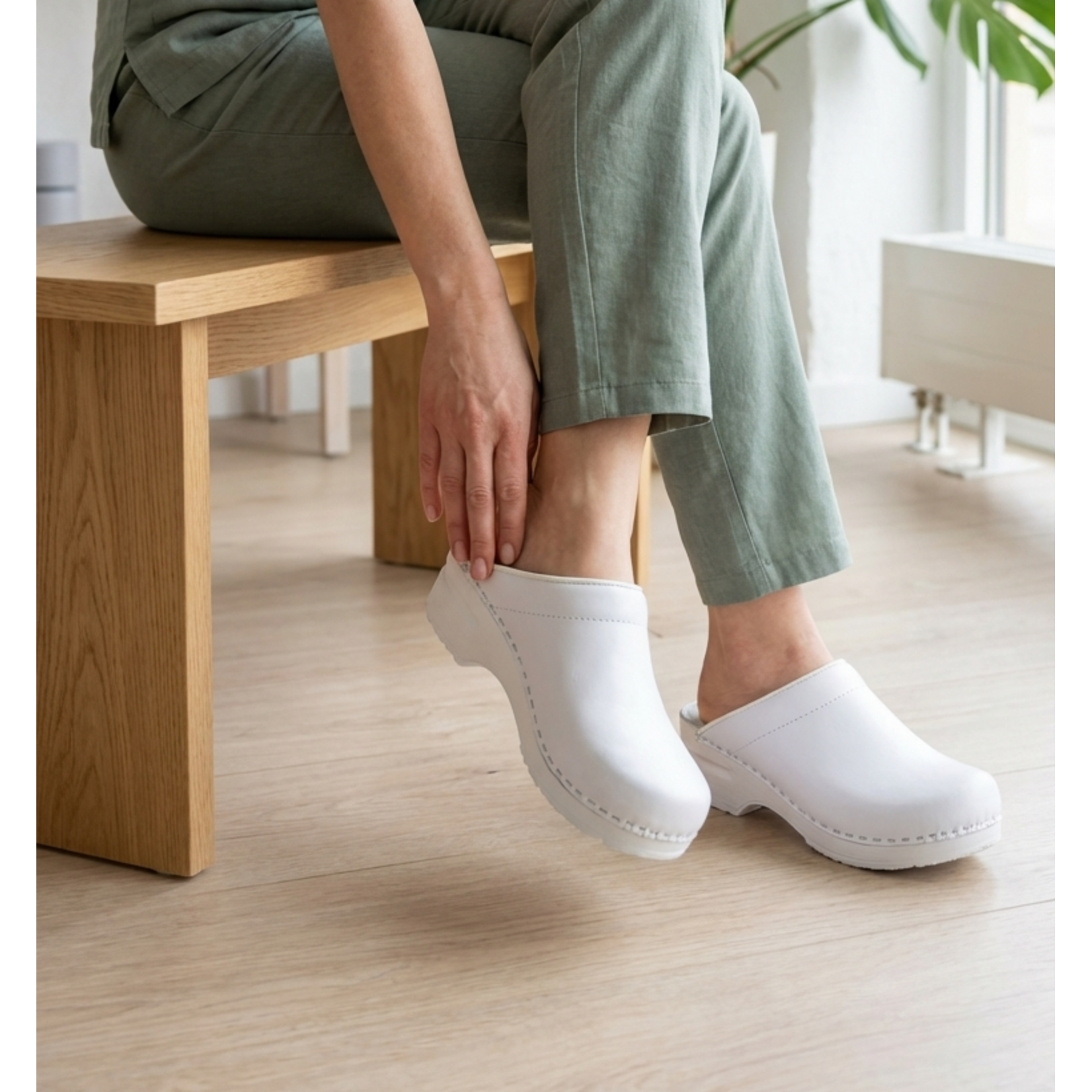 DINA Dina care clogs - White (size 36 to 47)