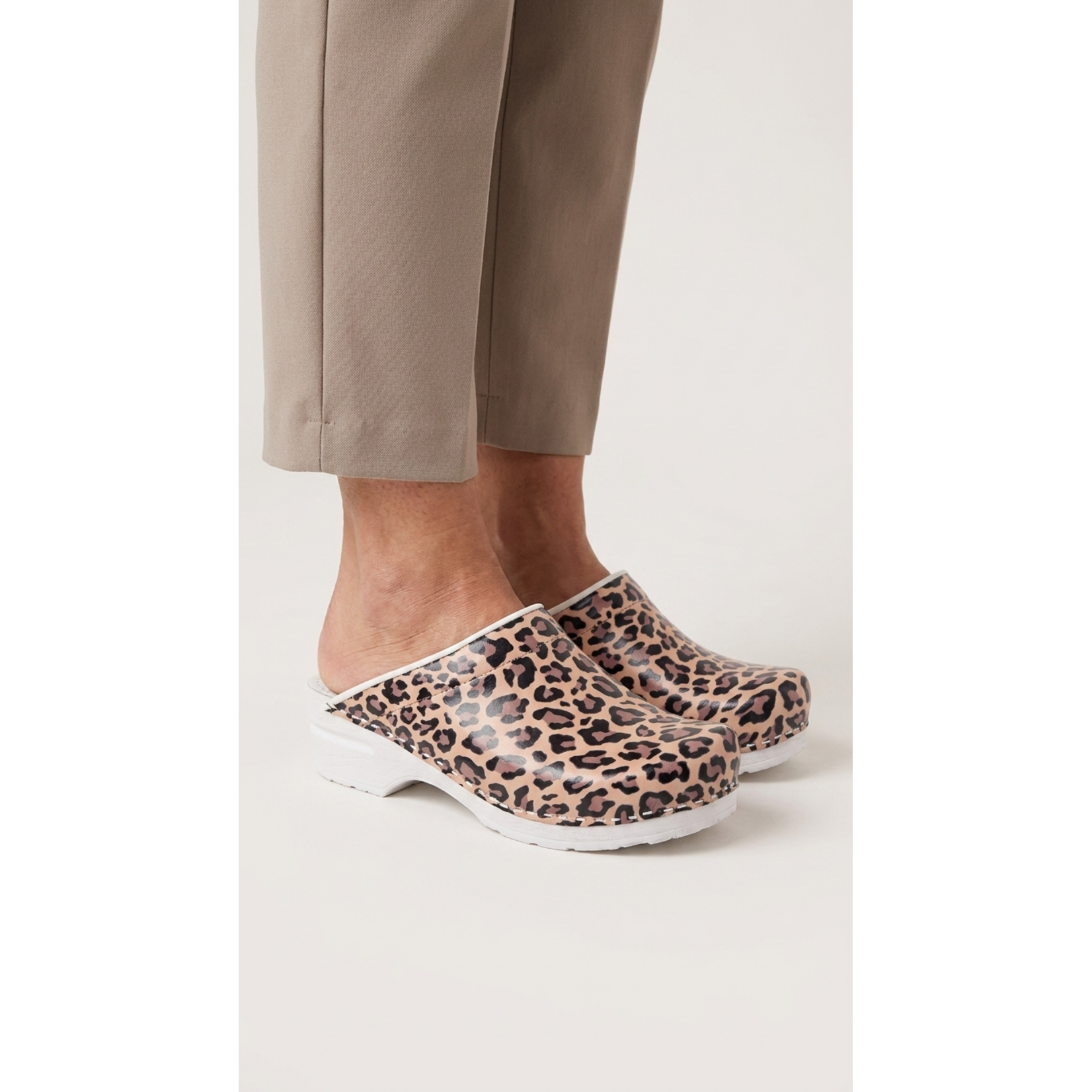 DINA Dina zorgklompen - Leopard Skin