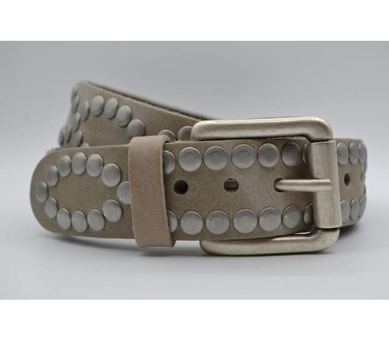 Stoere 4cm riem volledig gevuld met oud zilveren studs en nikkelvrije rolgesp