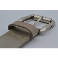 Stoere 4cm riem volledig gevuld met oud zilveren studs en nikkelvrije rolgesp