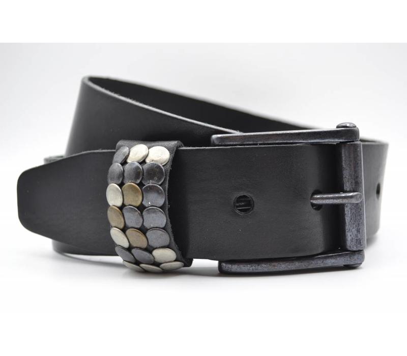 Stoere 4,5cm riem met verschillende studs en een zwarte nikkelvrije rolgesp