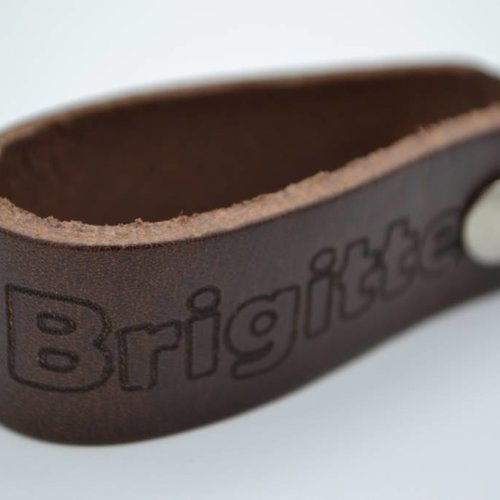 bruine echt lederen sleutelhanger met eigen naam of logo 