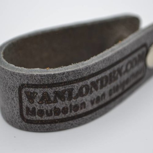 grijze echt lederen sleutelhanger met eigen naam of logo 