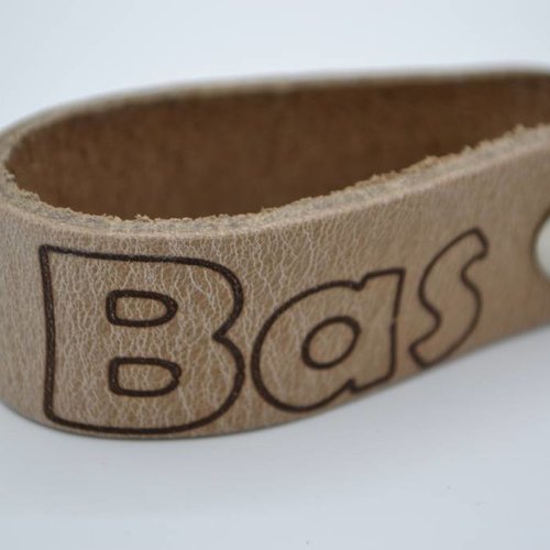 taupe echt lederen sleutelhanger met eigen naam of logo 