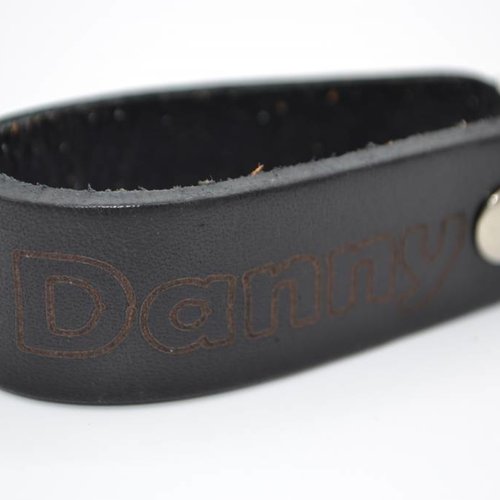 zwarte echt lederen sleutelhanger met eigen naam of logo 