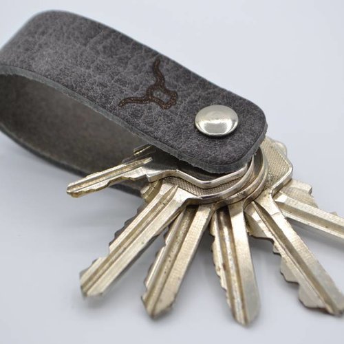 grijze echt lederen sleutelhanger met logo 