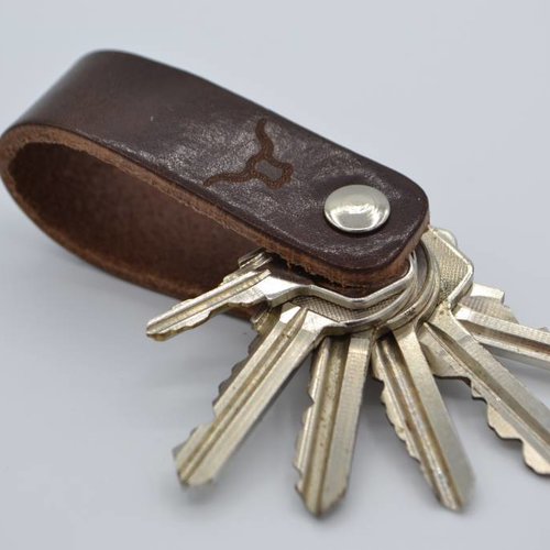 bruine echt lederen sleutelhanger met logo 