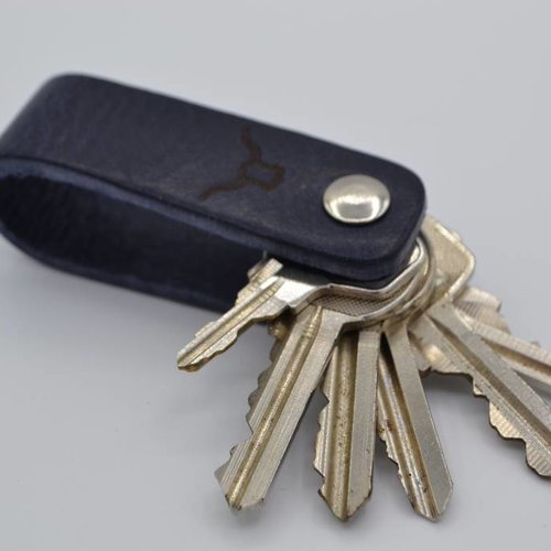 blauwe echt lederen sleutelhanger met logo 