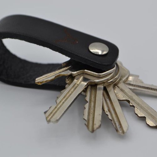 zwarte echt lederen sleutelhanger met logo 