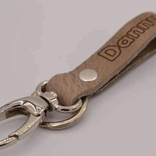 taupe echt lederen sleutelhanger met eigen naam of logo 