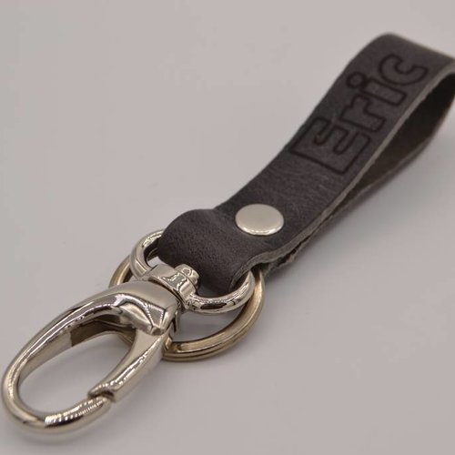 grijze echt lederen sleutelhanger met eigen naam of logo 