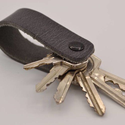 Grijze echt lederen sleutelhanger 