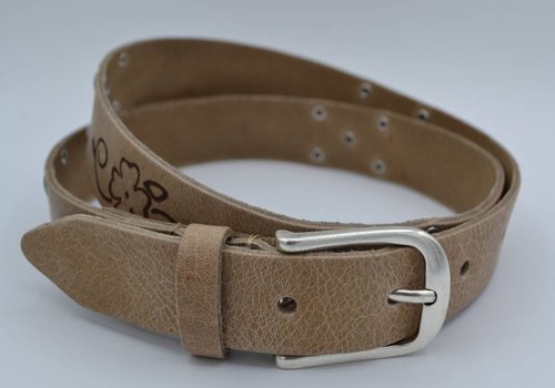 Rock 'n Rich Taupe riem met studs en laserprint Rock 'n Rich Taupe riem met studs en laserprint