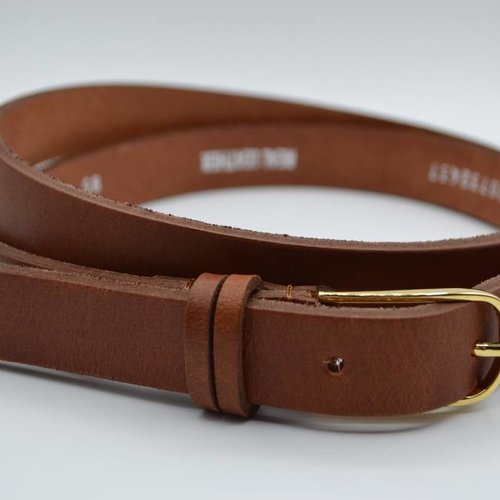 smalle cognac damesriem met gouden gesp 