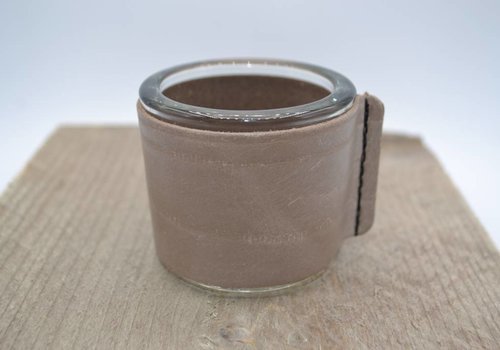 Scotts Bluf Kaarsenhouder voor theelicht met glas en ecru leer Scotts Bluf Kaarsenhouder voor theelicht met glas en ecru leer