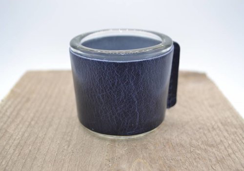 Scotts Bluf Kaarsenhouder voor theelicht. Glas en blauw leer Scotts Bluf Kaarsenhouder voor theelicht. Glas en blauw leer
