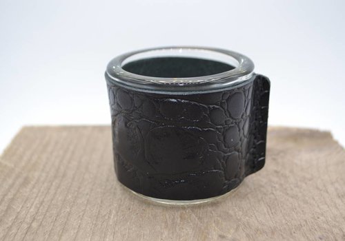Scotts Bluf Kaarsenhouder voor theelicht. Glas en croco zwart leer Scotts Bluf Kaarsenhouder voor theelicht. Glas en croco zwart leer