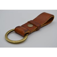 Deze cognac vintage sleutelhanger is te personaliseren met 30 karakters of een logo.