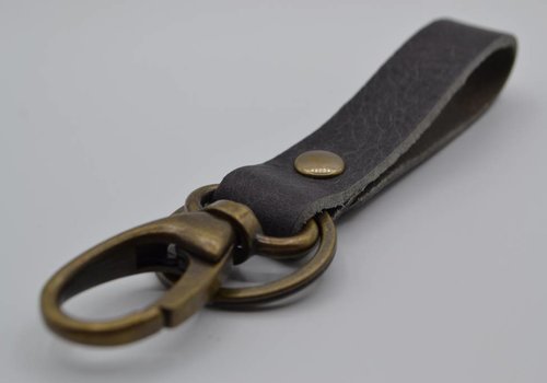 Scotts Bluf Sleutelhanger Brons met grijs Leer Scotts Bluf Sleutelhanger Brons met grijs Leer