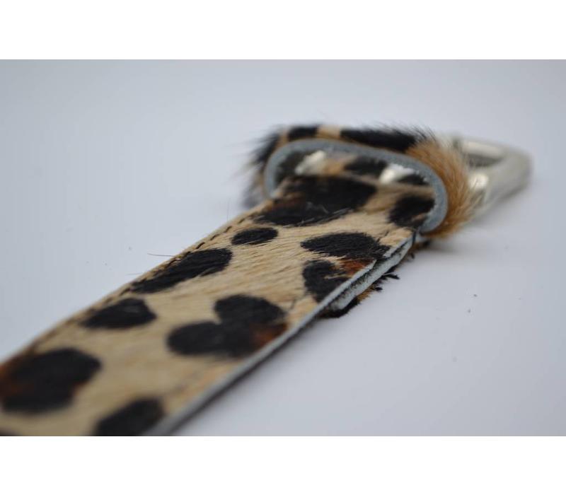 Leuke 3cm brede riem van koehuid met een luipaardprint en rustige gesp